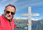 63 Alla croce di vetta del Pizzo Badine  (2044 m) vista panoramica verso le Orobie dell'alta Val Brembana